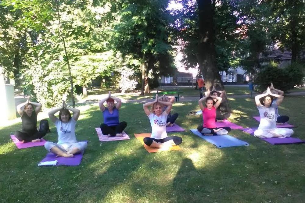 (FOTO) ODLIČAN NAČIN DA SE OSLOBODITE STRESA: Vranjanke u parku vežbale jogu