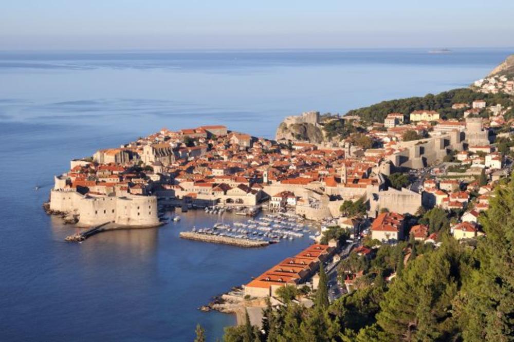 (VIDEO) HRVATSKI TURISTIČKI PONOS GUŠE TURISTI: Horde posetilaca sa kruzera opsedaju Dubrovnik, to ne može da se istrpi