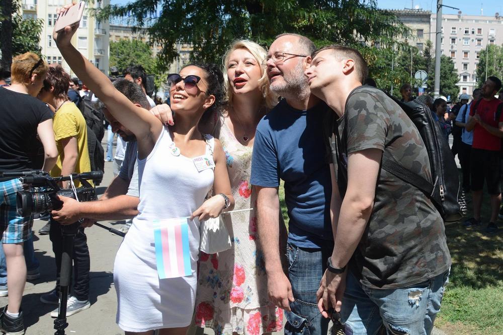 IDI UBIJ SE ZAJEDNO S NJIMA: Zbog ovog selfija na gej paradi svi su me ispljuvali i osudili! (FOTO)