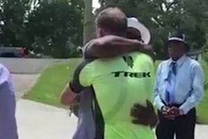 (VIDEO) POTRESNO: Prešao je 2.200 kilometara biciklom da bi čuo otkucaj srca svoje preminule ćerke!