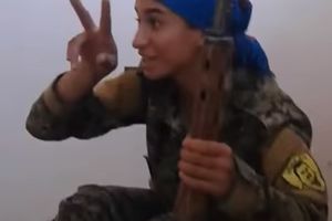 (VIDEO) KURDSKE ŽENE NE ZNAJU ZA STRAH: Metak je promašio za dlaku, a ona se samo nasmejala