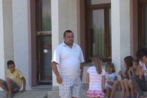 IZGORELA IM KUĆA, PA IH OPLJAČKALI ZA 3.500 EVRA: Porodica Jovanović iz Vrbovca štrajkuje glađu