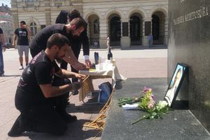 TUGA U MOSKVI I NOVOM SADU: Na Vidovdan sahranjen Dimitrije Saša Jojić, dugari dali pomen u centru grada