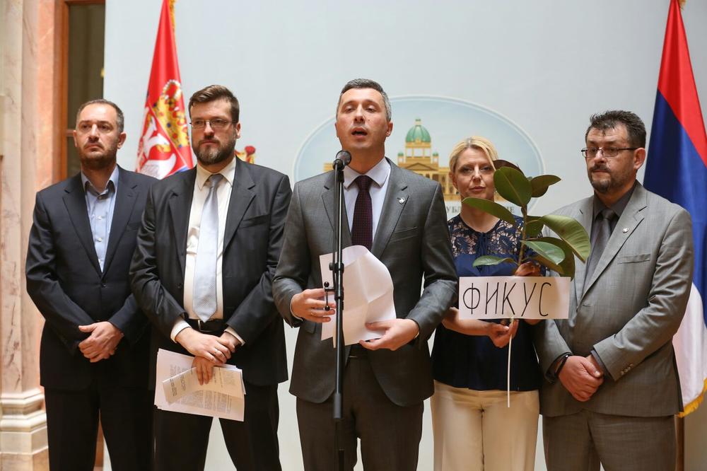 Dveri: Skandalozno ispitivanje pripadnika vojske o Vulinovoj odluci o Vučićevim slikama