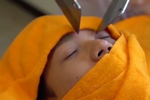 (VIDEO) SAMO ZA NAJHRABRIJE: Bizarna masaža satarama postala je hit u svetu, a evo kakve su reakcije ljudi!
