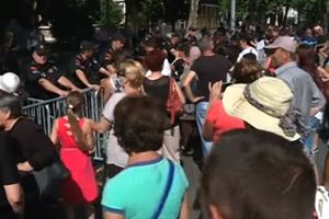 (VIDEO) CRNOGORSKE MAJKE BESNE ZBOG UKIDANJA NAKNADA: Blokirale centar Podgorice i pokušale da probiju policijski kordon!