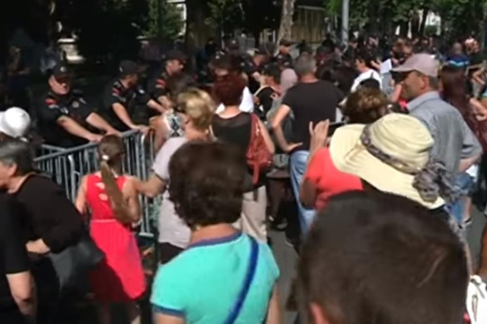 (VIDEO) CRNOGORSKE MAJKE BESNE ZBOG UKIDANJA NAKNADA: Blokirale centar Podgorice i pokušale da probiju policijski kordon!