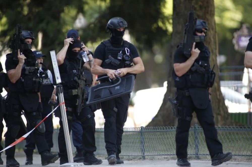 SPREČEN TERORISTIČKI NAPAD U PARIZU: Džipom pokušao da pokosi muslimanske vernike