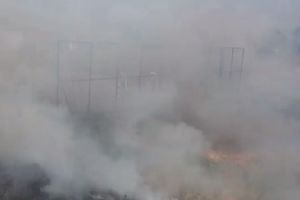 (VIDEO) DUPLI PAKAO: Vatrogasci po nesnosnoj vrućini gase požar u Leskovcu, dim progutao naselje!