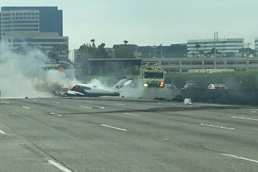 (VIDEO) DRAMA U KALIFORNIJI: Mali avion se srušio na auto-put, vozači spasavali živu glavu
