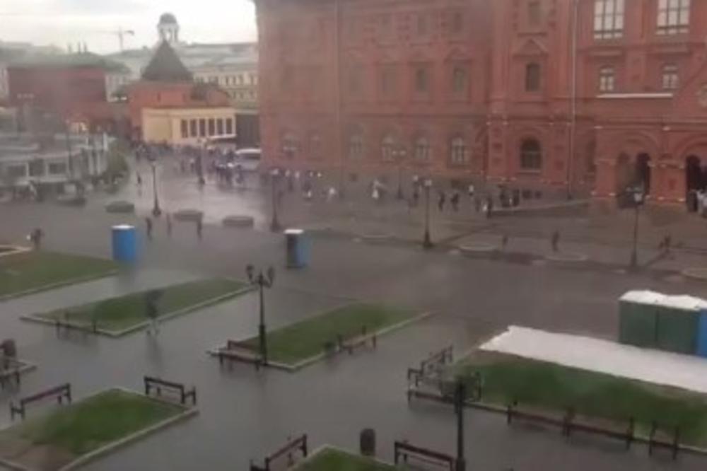 (VIDEO) ČULI STE ZA EPSKO NEVREME U MOSKVI: Sada pogledajte najluđi prizor te oluje