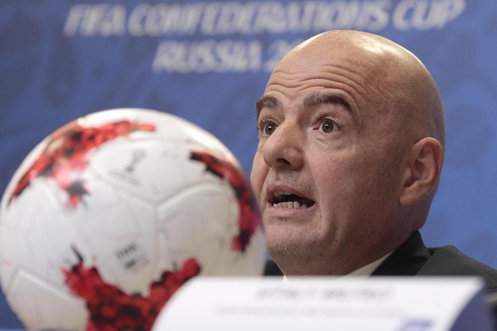 DA LI JE INFANTINO IŠAO NA ČASOVE FIZIČKOG: Predsednik FIFA se obrukao na fudbalskom terenu!