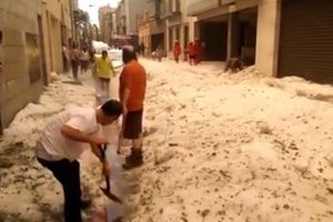 (VIDEO) NEVEROVATNE SCENE: Grad napadao do struka, skupljali led lopatama!