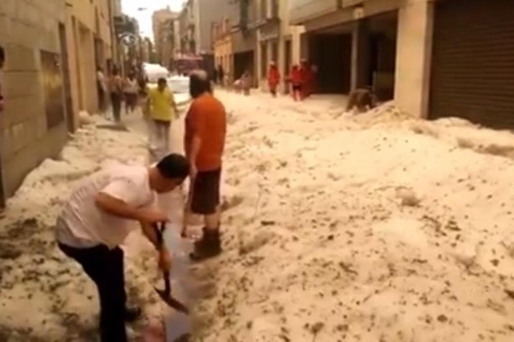 (VIDEO) NEVEROVATNE SCENE: Grad napadao do struka, skupljali led lopatama!