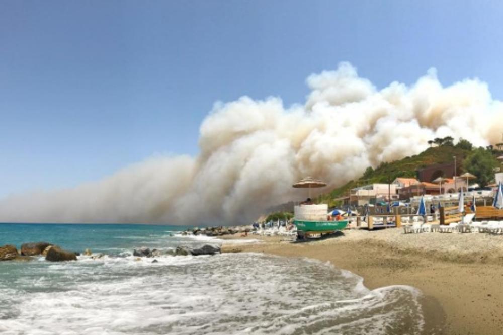 GORI MORE, TOPE SE PLANINE: Na Siciliji čamcima evakuisano 700 turista zbog požara