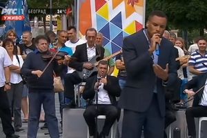 (VIDEO) ZAVOLEO SRBIJU ZBOG TOMINIH PESAMA: Amerikanac zapevao Noćas mi srce pati pa Krupanj bacio na kolena!