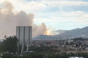 (VIDEO) GORI TROGIR: Vatra guta sve, vatrogasci u haosu, turisti se evakuišu