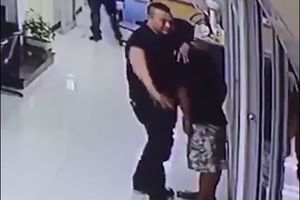 (VIDEO) POLICAJAC KOJI ĆE VAS OSTAVITI BEZ REČI: Razoružao napadača nežnim zagrljajem