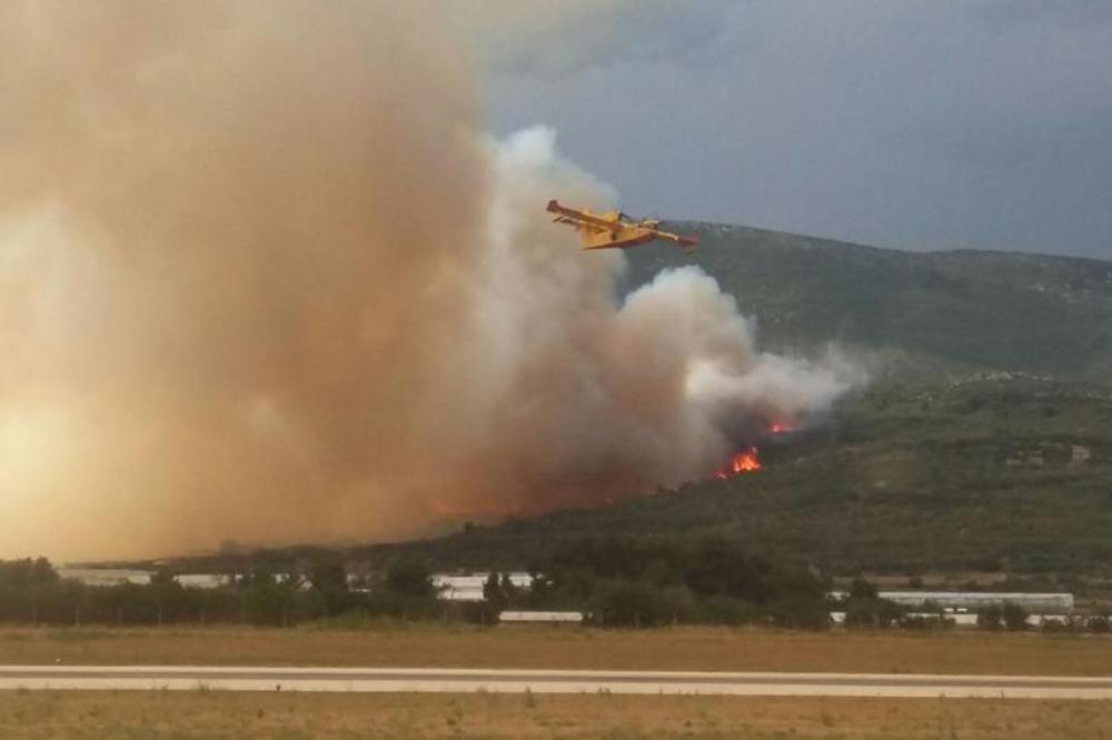 (VIDEO) VATRENA STIHIJA JOŠ BESNI: Požar kod Trogira pod kontrolom, gase ga i avioni