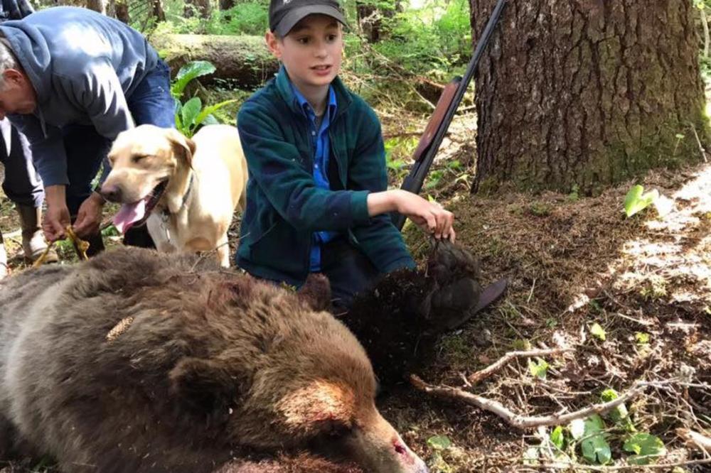 TINEJDŽER HEROJ SA ALJASKE:  Medved je iznenada napao njegovu porodicu, nije računao na dečaka sa puškom