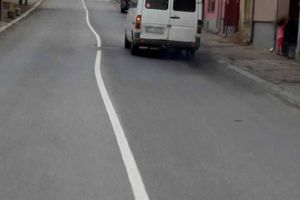 BRUKA KOMUNALACA IZ VLASOTINCA:  Pogledajte kako su iscrtali belu traku na gradskim putevima