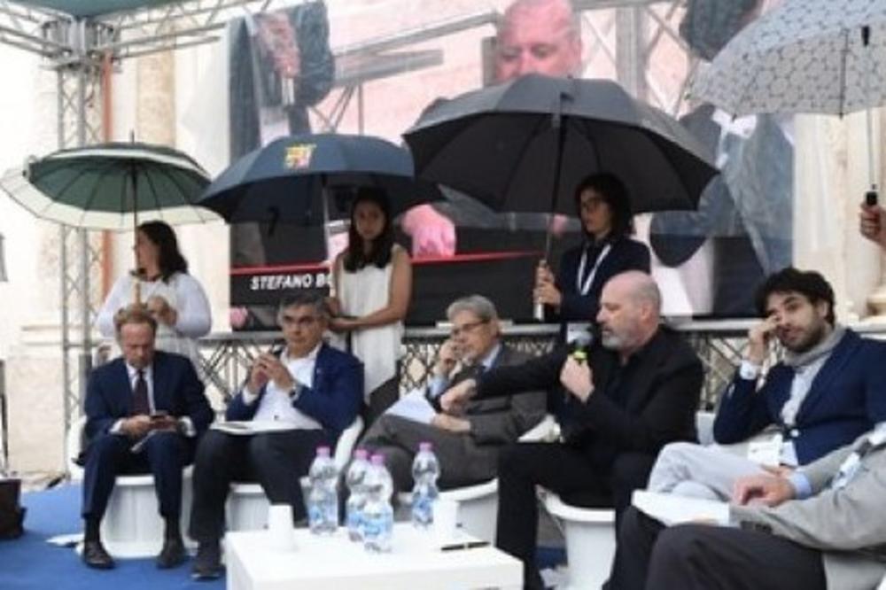 SCENA KOJA JE PODELILA JAVNOST: Političari sede na bini, a devojke im drže kišobrane