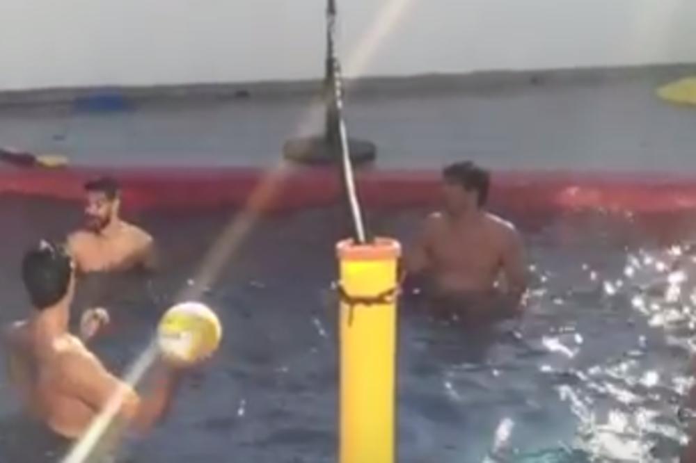 (VIDEO) SAMO ZA ŽENSKE OČI: Golišavi Teo sa prijateljima razbija odbojku u bazenu