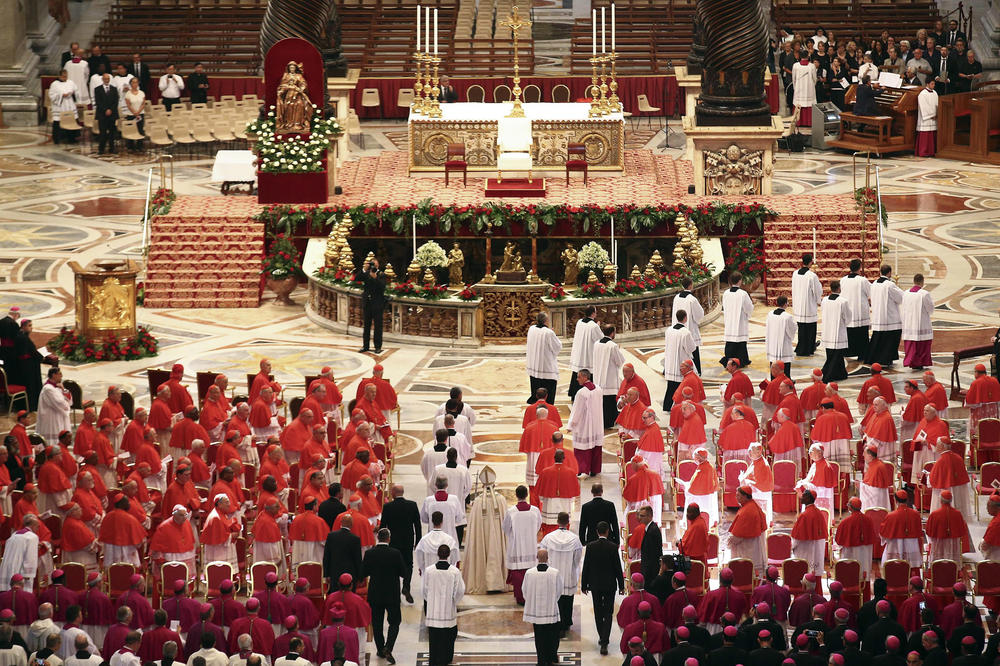 NOVI SKANDAL TRESE CENTAR KATOLIČANSTVA: Optužbe protiv 40 gej sveštenika u Italiji prosleđene Vatikanu