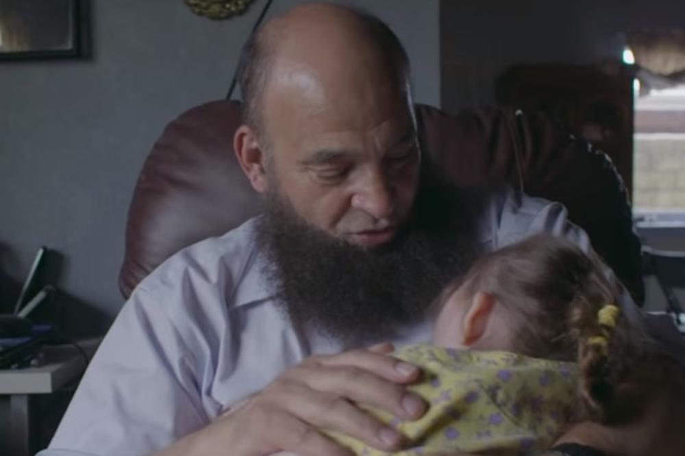 (VIDEO) OVO JE LJUDINA: Muhamed usvaja neizlečivu decu da umru okružena ljubavlju i negom, a ne sama i odbačena