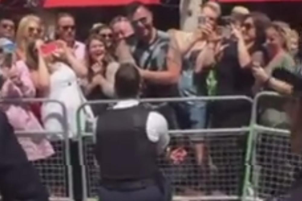 (VIDEO) SREĆA SE POTROŠILA: Policajac obezbeđivao gej paradu, pa zaprosio dečka... sada se kaje