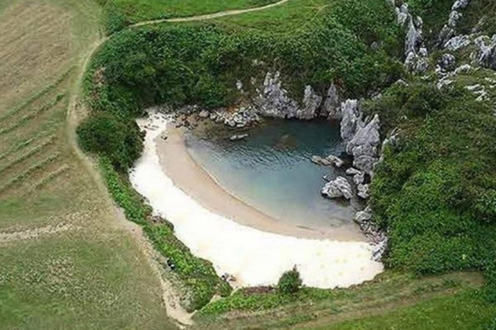 Skrivena predivna plaža u Španiji usred polja