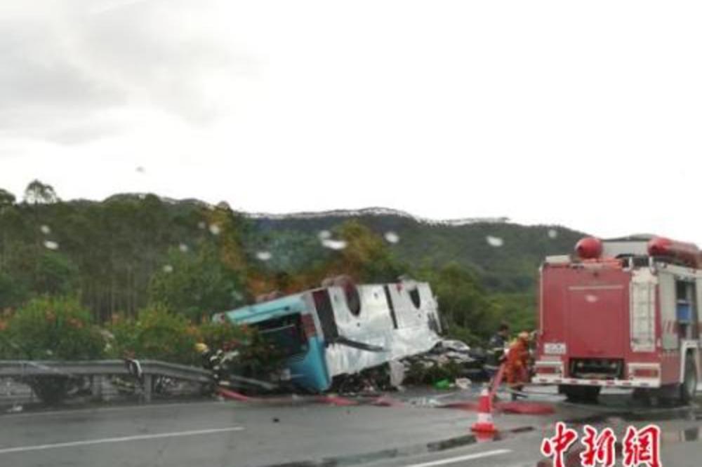 PAKLENI AUTO-PUT U KINI: 19 poginulo u prevrtanju autobusa