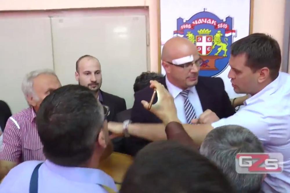 (VIDEO) METEŽ U ČAČANSKOJ SKUPŠTINI: Opozicija pozvala predsednika Trifunovića na dogovor, a on ih zasuo kaznama