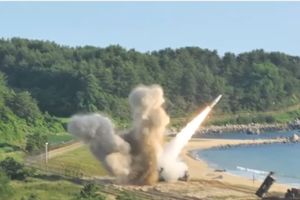 (VIDEO) AMERIKA U PANICI: Kim ima dosad neviđenu dvoglavu raketu!