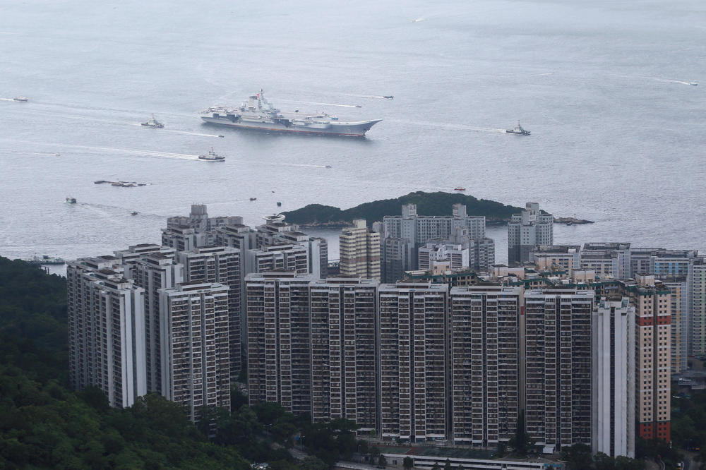 (VIDEO) KINA DEMONSTRIRALA RASTUĆU MOĆ: Prvi kineski nosač aviona spektakularno uplovio u vode Hongkonga