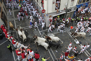 (VIDEO) DEVET DANA LUDILA: Počele trke bikova u Pamploni, već nabodena trojica