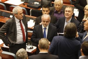 SPREČITI GRUEVSKOG DA ZLOUPOTREBI SKUPŠTINU: Ako VMRO-DPMNE formira više poslaničkih grupa to vodi blokadi parlamenta