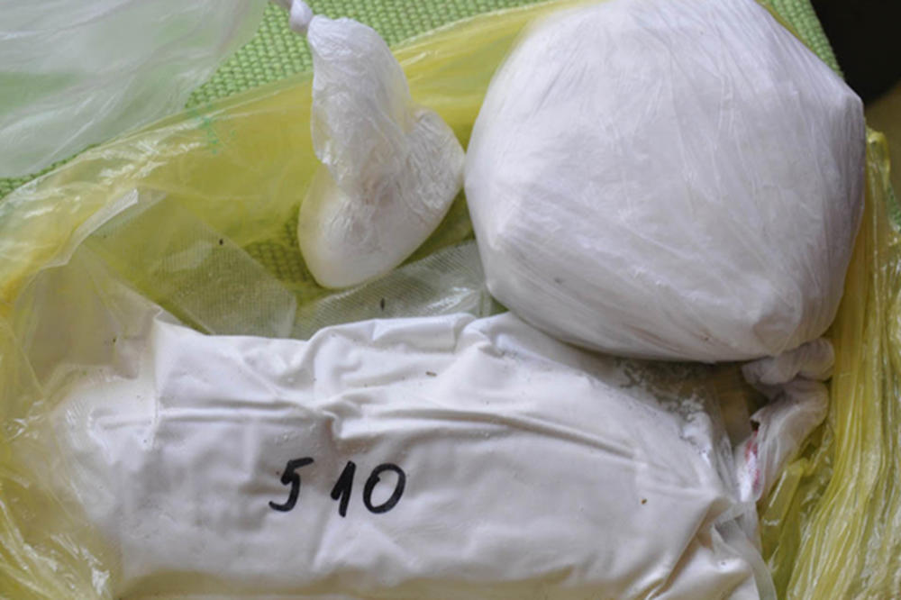 UHAPŠENA TROJICA U KRAGUJEVCU: Policija zaplenila više od 5 kg marihuane, oko kilogram amfetamina, digitalnu vagu i novac