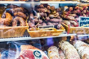 NIJE UVEK LAKO: Evo kako da prepoznate sveže meso kada ga kupujete!