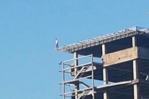 (FOTO) DRAMA U NOVOM SADU, PRIZOR LEDI KRV U ŽILAMA: Muškarac nad ambisom! Stoji na ivici vrha zgrade!
