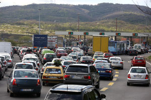 AMSS: Očekuje se i više vozila na glavnim putevima, naplatnim rampama i graničnim prelazima