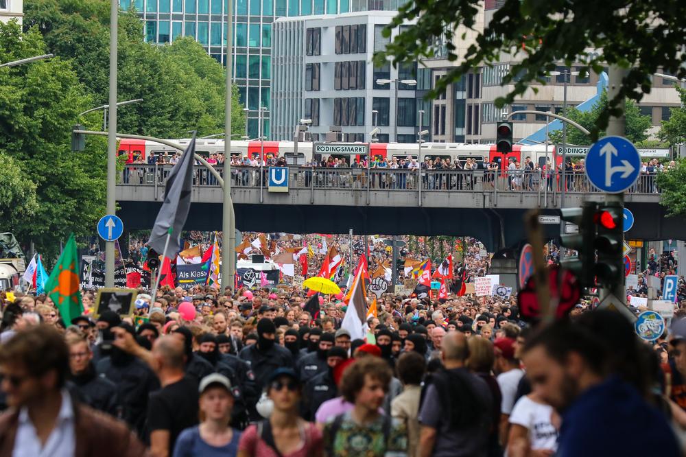 (FOTO) ZAVRŠNI DAN G20: Desetine hiljada ljudi preplavile ulice Hamburga