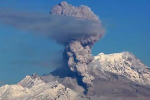 CRVENI ALARM NA ALJASCI: Vulkan izbacio tone pepela, ni prst se pred okom ne vidi!