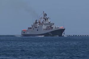 (VIDEO) IZAŠLA IZ SEVASTOPOLJA: Ruska raketna fregata Admiral Esen krenula ka Siriji