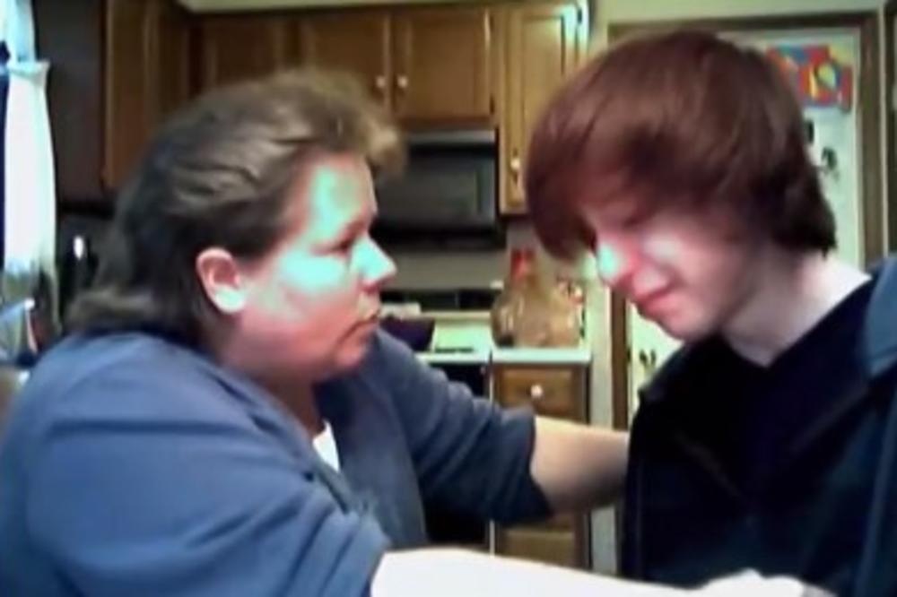 (VIDEO) POKUŠAJTE DA NE ZAPLAČETE: Tinejdžer priznao majci da je homoseksualac, a njena reakcija je brutalna!