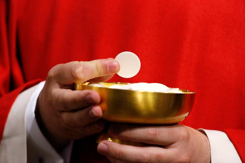 TO JE BIO PROBLEM: Vatikan zabranio da se za pričest koriste hleb bez glutena i vino bez porekla