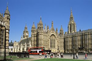 UZBUNA U LONDONU: Policija u parlamentu ispituje sumnjivi paket, dvoje u bolnici