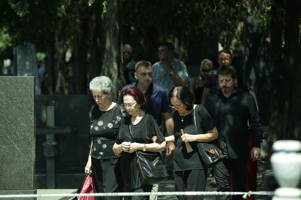 Ljiljana Antić sa rođakama na sahrani ćerke