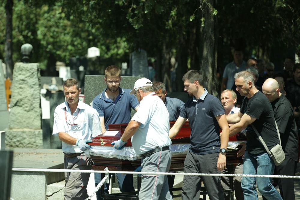 (FOTO) MUK NA GROBLJU U ZEMUNU: Olga Lovrić koju je ubio muž, ispraćena na večni počinak