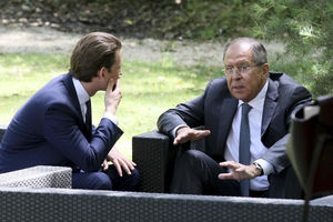 (FOTO) PAPARACO IVICA: Dačić uhvaćen u nezgodnom trenutku! Evo šta on radi dok Lavrov i Kurc razgovaraju!